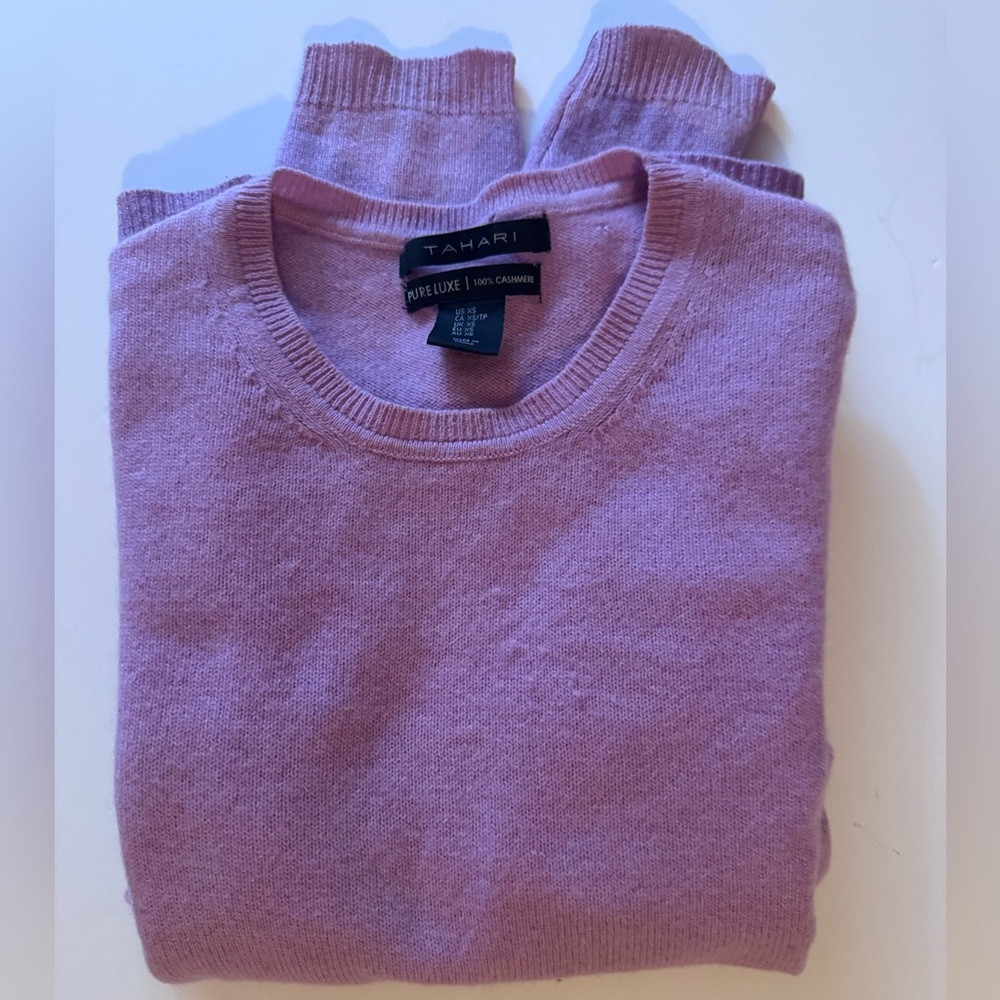 Tahari Woman’s Crewneck Sweater in Mauve Pink Size XS in Fair Condition